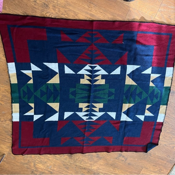 Navajo Design Eight Throw Blanket 48’x 54’ & Cable Knit Skid Proof Slippers7/12 - Picture 6 of 6